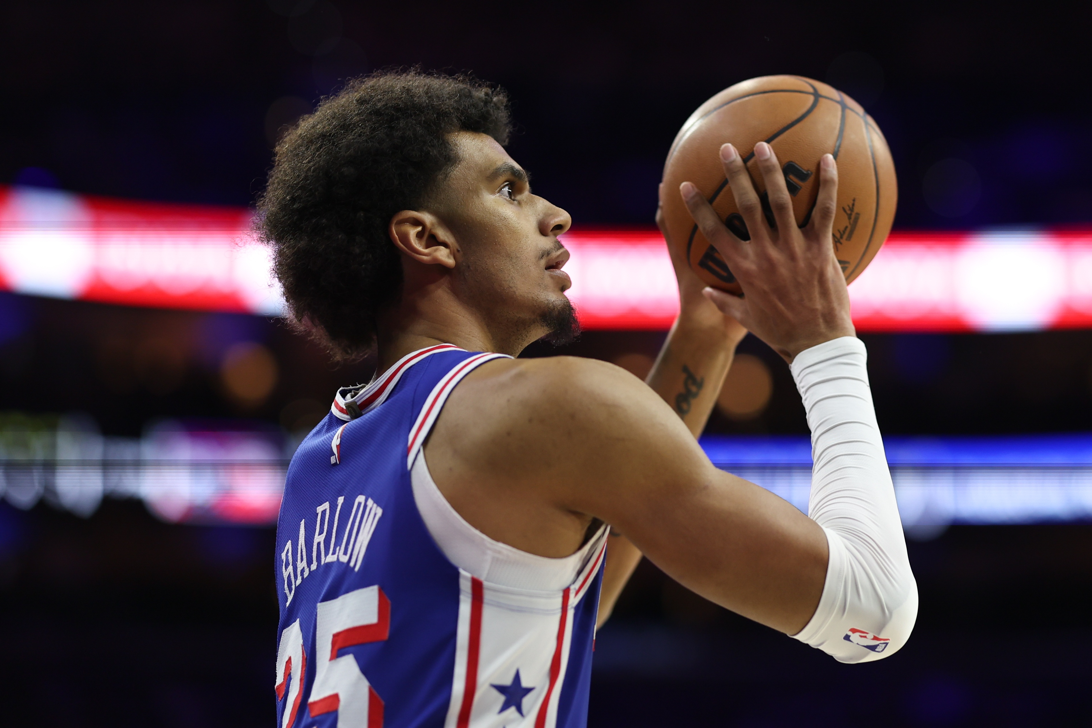 开云中国-火力压制！巴洛反击一马当先起飞暴扣 76人下半场13-2打停太阳